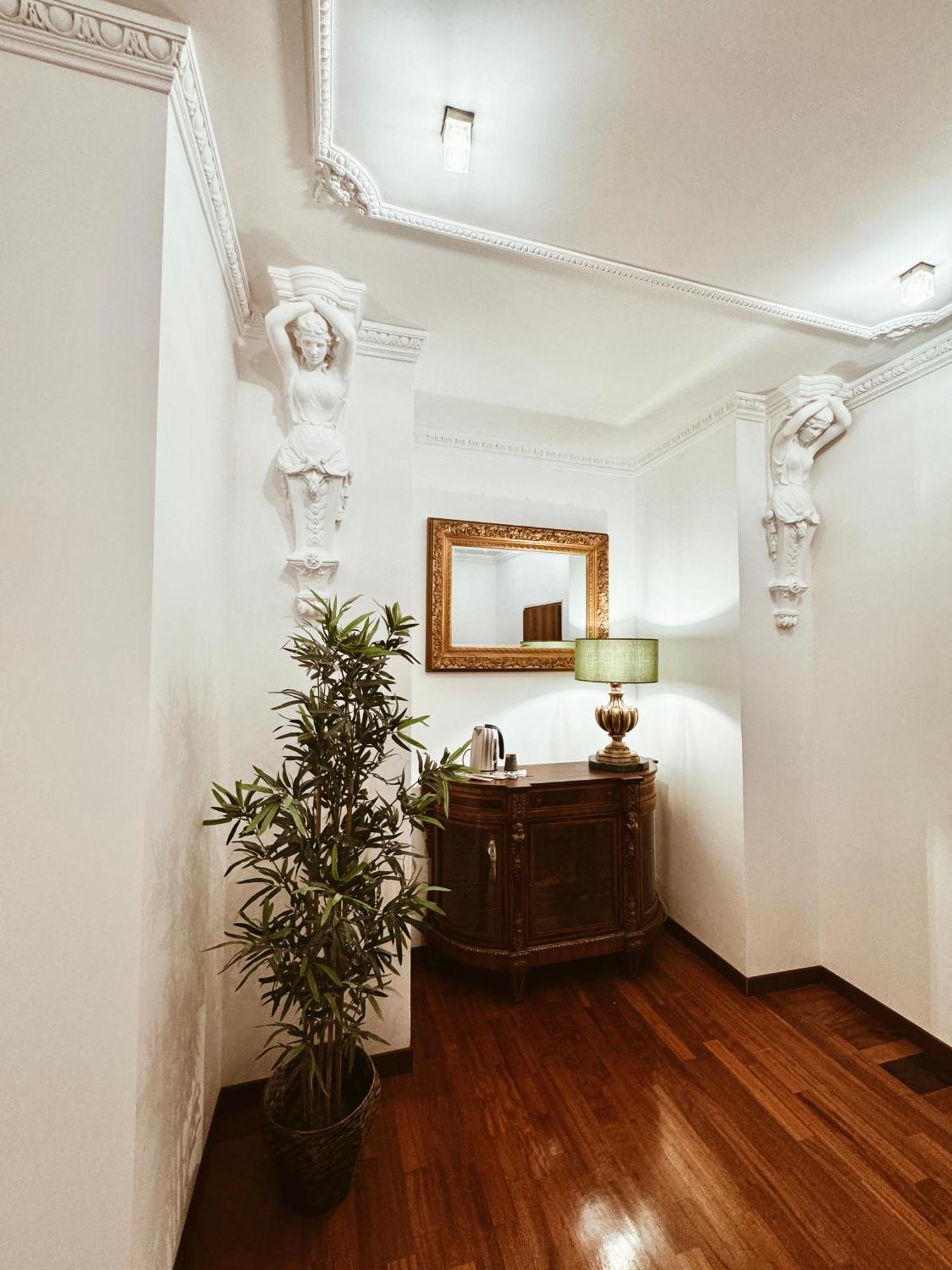 Residenza Tritone Luxury Guest House Trevi Fountain โรม ภายนอก รูปภาพ